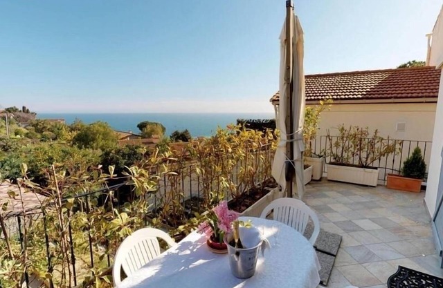 Charming renovated studio with terrace, air conditioning and free WiFi