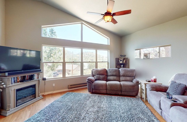 Charming Retreat with Panoramic Views, Private Washer/Dryer & Free Internet