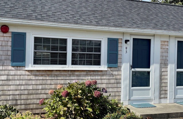 Charming Romantic Studio with Kitchenette, Private Patio. Walk to Beach!