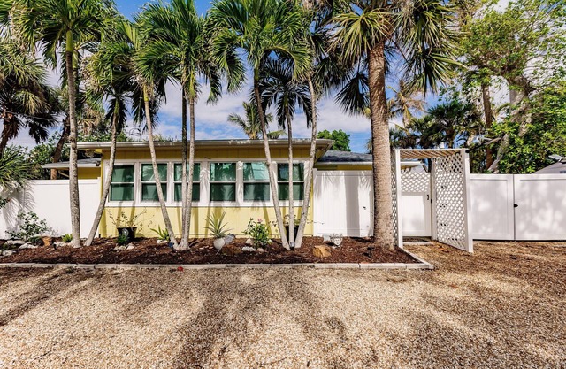 Charming Sanibel home - 2 BR, 2 BTH with Pool, WiFi, Family friendly home