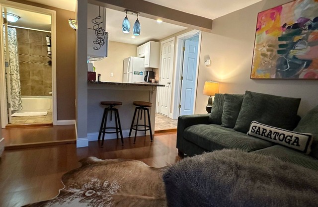 Charming Saratoga Springs Apartment - Perfect For Your Fall Getaway!