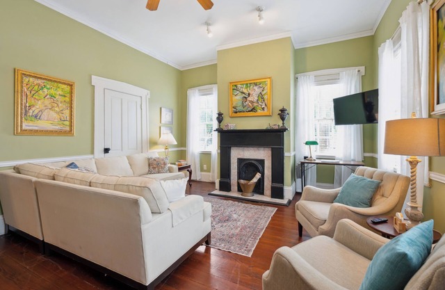 Charming Savannah Duplex | Courtyard + Parking