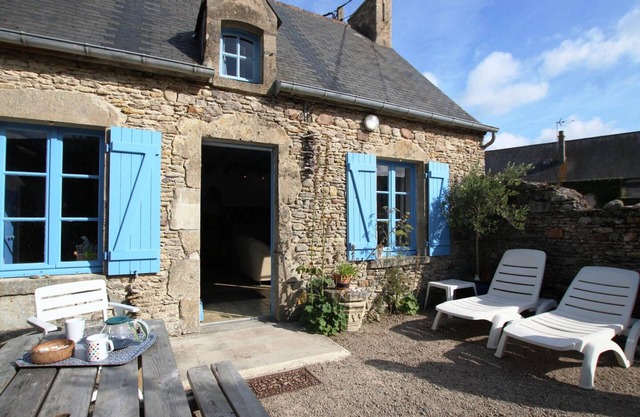 Charming seaside cottage with private parking and terrace