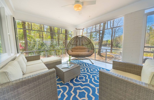 Charming secluded waterfront retreat close to Tides Inn