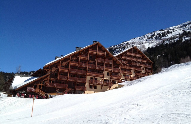 Charming Ski-In-Ski-Out Chalet (sleeps 10 in 5 bedrooms)