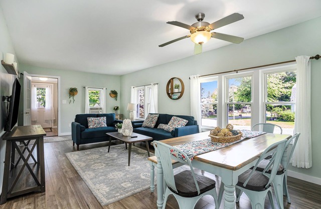 Charming South Haven Cottage - 5 minute to the beach!