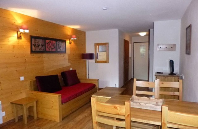 Charming Studio with East-Facing Balcony, Ski Storage & Parking – Sleeps 4