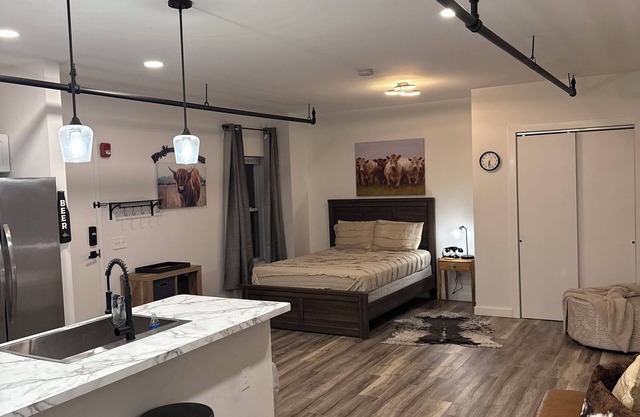 Charming studio apartment in fantastic Cleveland Tremont area