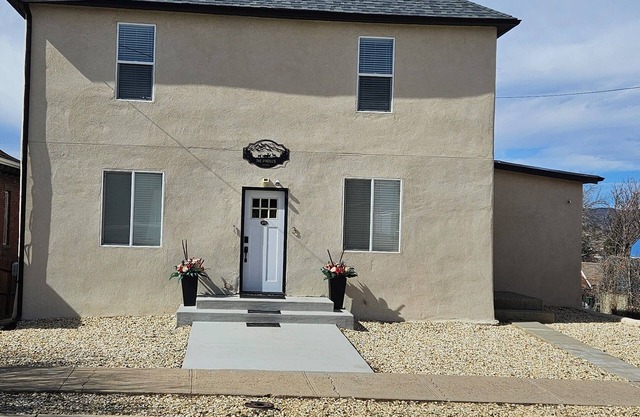 Charming studio apartment with full kitchen and washer/dryer combo in Trinidad.