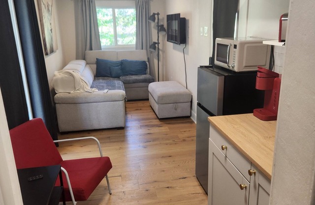 Charming studio in delightful Spring Branch for a quick, tranquil stay.