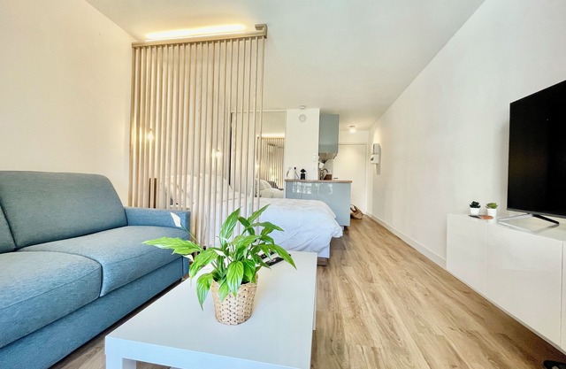 Charming studio in a residence with a swimming pool, tastefully decorated and offering all the comfort you need. Ideally located just steps from the Principality of Monaco and right next to a grocery store open 7 days a week.