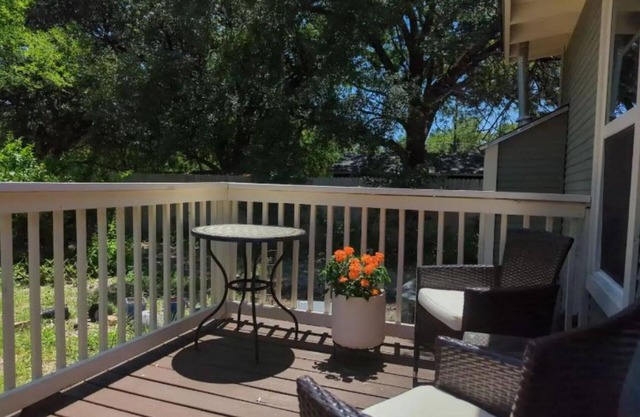 Charming Studio w Deck Garden