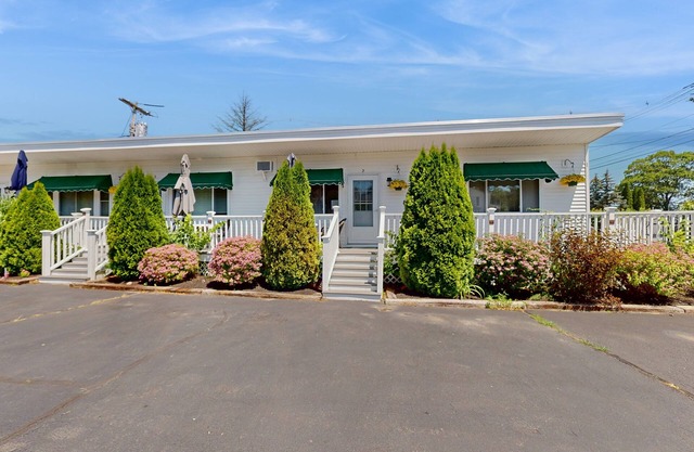 Charming studio w/shared pool & terrace - near beaches & coastal attractions