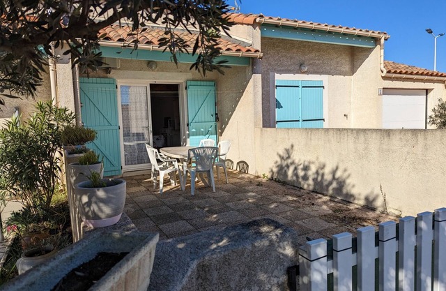 Charming T2 Villa: AC, Terrace, 6 Guests, Parking, 550m to Beach, Tranquil Area