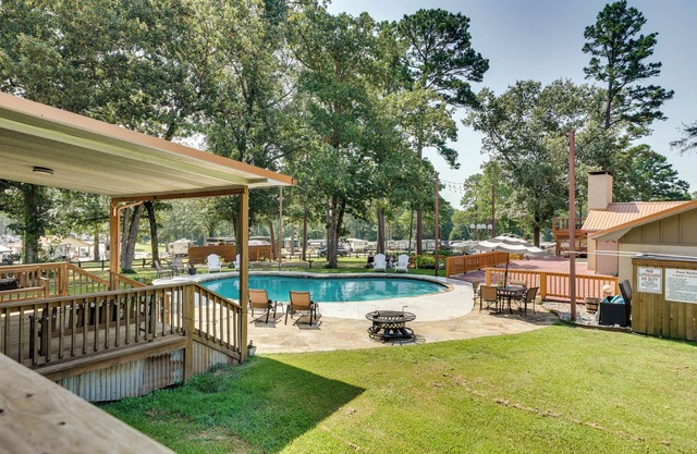 Charming Texarkana Home: Lake & Pool Access!