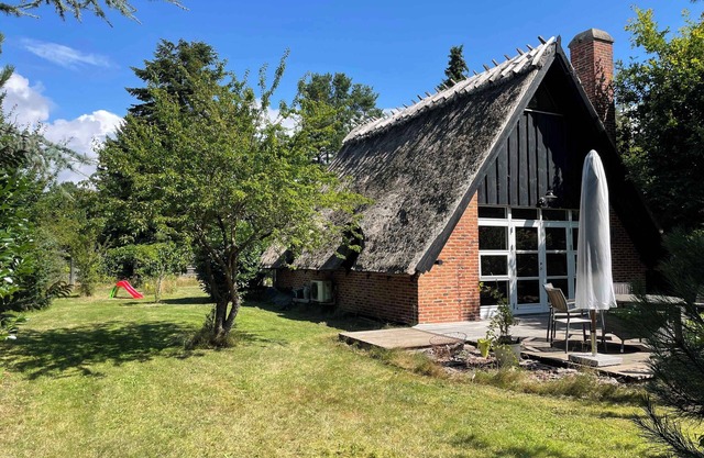 Charming thatched cottage near the water