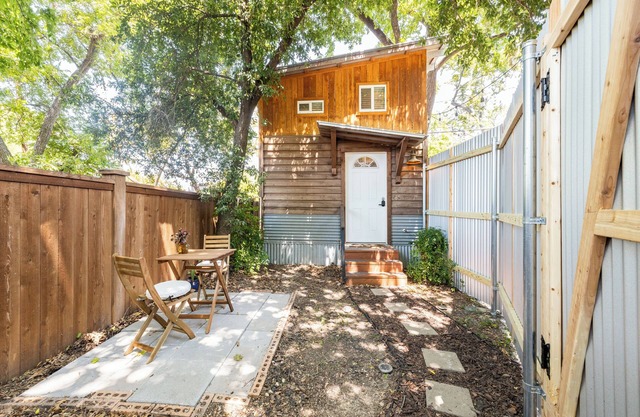 Charming Tiny Home Cottage - East Side!