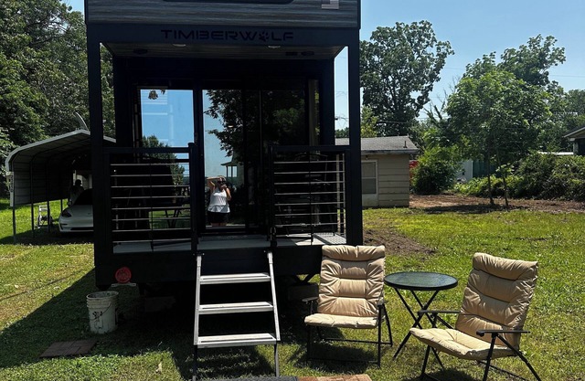 Charming Tiny Home on Grand Lake near Grove with boat ramp access!