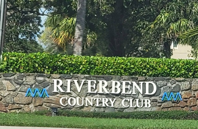 Charming townhome in a vibrant and active gated golf community in Jupiter.