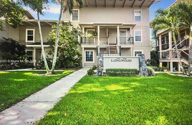 Charming townhome in a vibrant and active gated golf community in Jupiter.