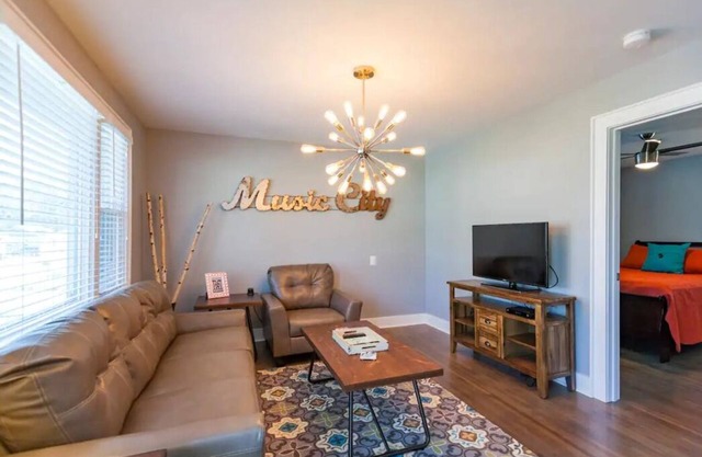 Charming townhome less than 4 miles to Downtown! Unit A