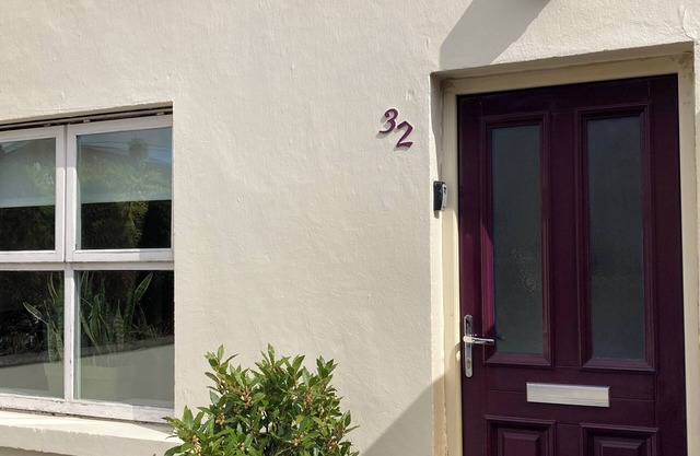 Charming townhouse: pubs, restaurants & trad music a short stroll away☘️