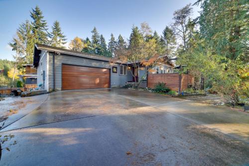 Charming Unit with Deck about 3 Mi to Lake Washington!