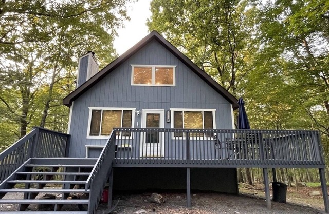 Charming updated 3-bedroom house in Lackawaxen with HOT TUB