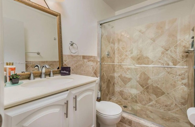 Charming 2-bedroom chalet with WiFi and AC in wonderful Lauderdale-by-the-Sea