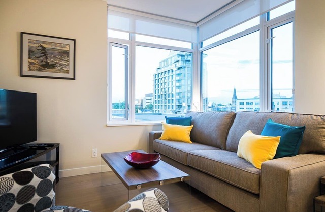 Charming & Vibrant Downtown 2 Bed 2 Bath w Parking