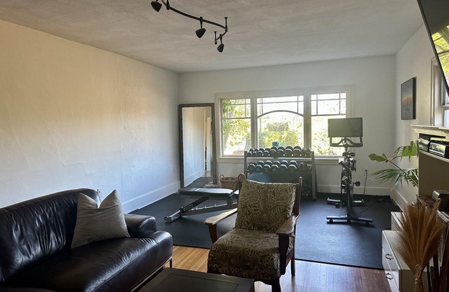 Charming Victoria Character home-Pet Friendly!