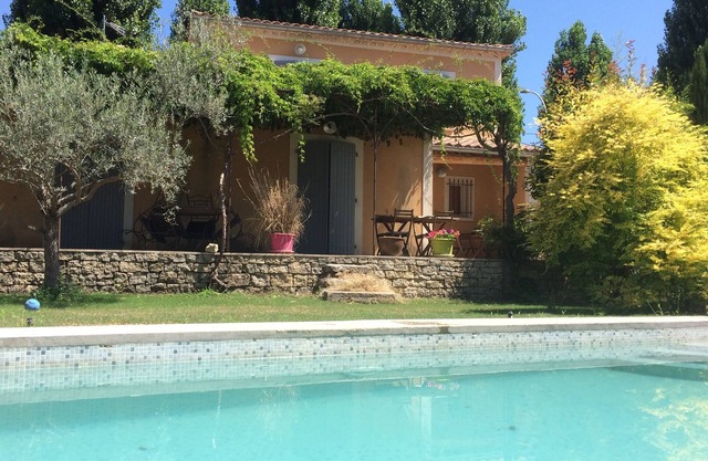 Charming villa in Caromb 6 to 8 people max with pool, sheets provided