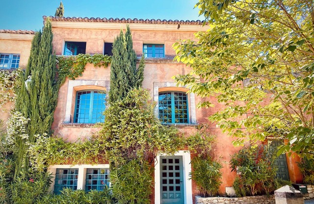 Charming villa in Menerbes, absolute calm, garden, terrace, magnificent view, swimming pool.