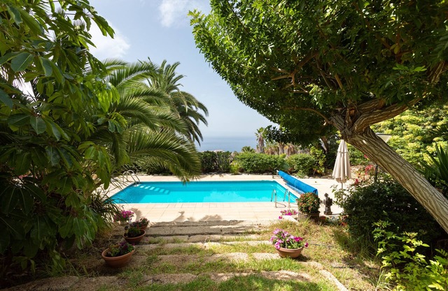 CHARMING VILLA NEAR THE SEA, SEA VIEWS. CLIMATIZED POOL. AC AND WIFI FREE