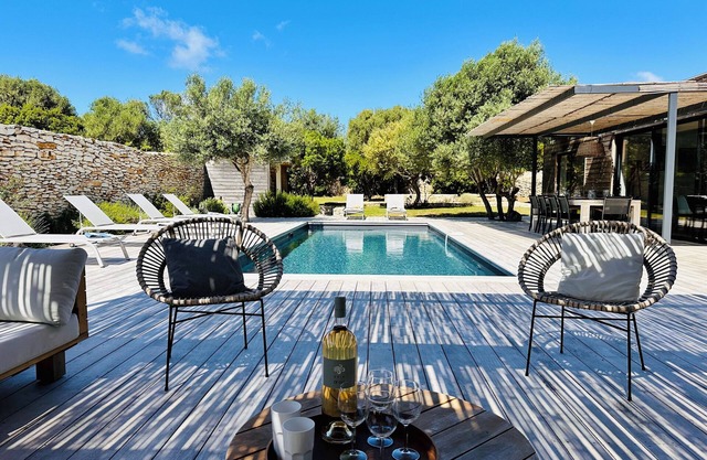 Charming villa with pool in the Bonifacian maquis