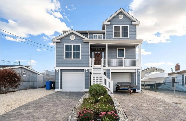 Charming Waterfront 4-bedroom house - Boat & 2 Jetski docks, hot tub and more!