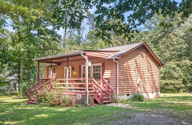 Charming Water Access Cottage in Gated Community at Lake Anna