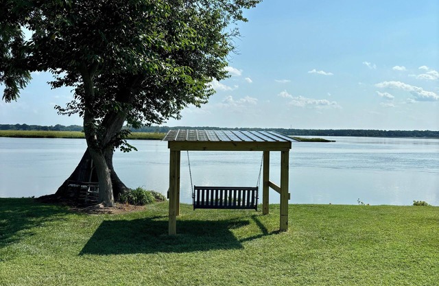 Charming waterfront 1-bedroom cottage in lovely Colonial Beach with WiFi, AC