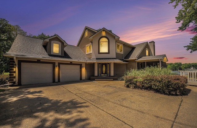 Charming Waterfront 4-bedroom house with AC and WiFi with Amazing Views!