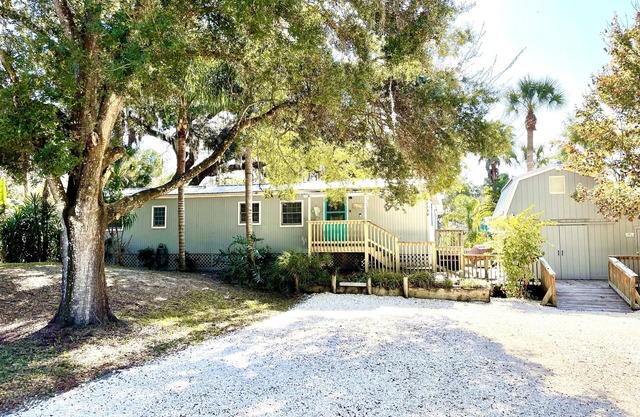 Charming Waterfront Canal Home in beautiful Old Homosassa! 5 Kayaks, Dock, Bikes
