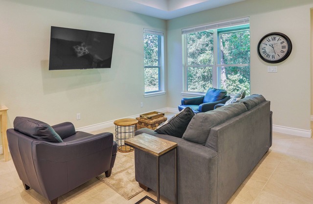 Charming Willis Hideaway < 1 Mi to Lake Conroe!