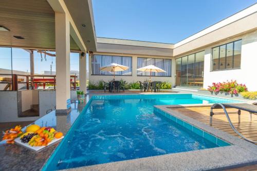 Charmosa Casa c/3 suítes e Piscina com Hidro