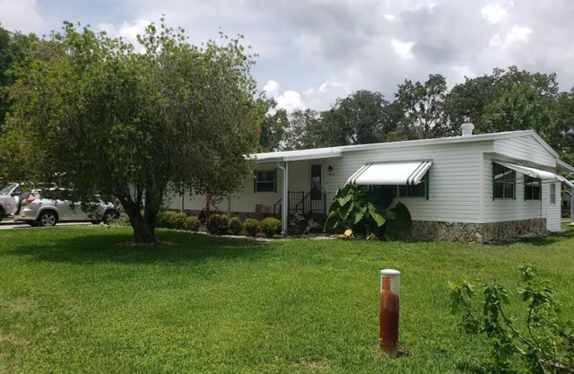 Chassahowitzka 2-bedroom double wide mobile home with WiFi, AC, Hot Tub, kayaks