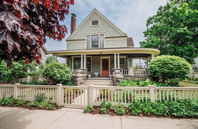 Chateau Charlevoix, Spacious Downtown Charlevoix Home – Perfect for Families & Weddings