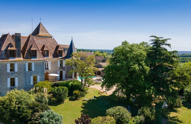 Chateau de Carsac with park and heated pool, perfect for families and groups.