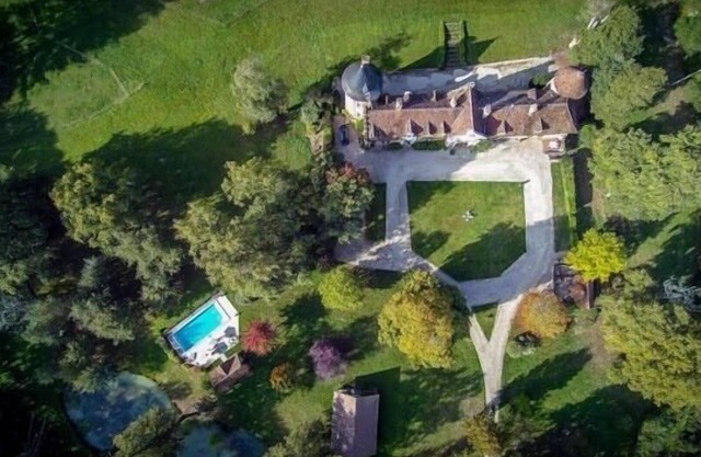 Chateau solognot XV eme siècle tout confort avec piscine et tennis.