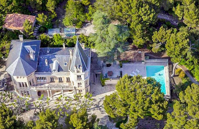 Chateau Vaucluse - Eight Bedroom Castle, Sleeps 12