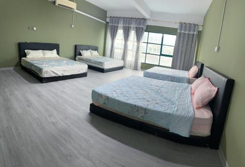Check In Studio Homestay 12pax 1 Big Room with 4 kingsize 2 single matress Spacious space Super Budget