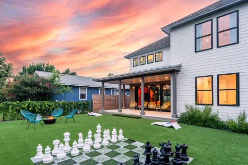 Check-Mate Sleeps 18 & only 7min to Downtown ATX