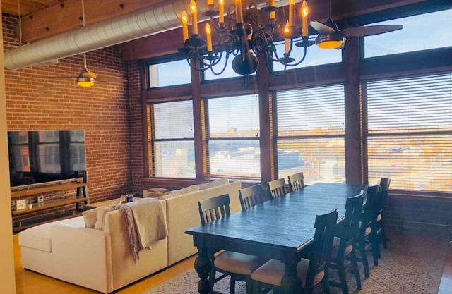 Checks All Boxes! Cozy 2 bed/2 bath St Louis Loft